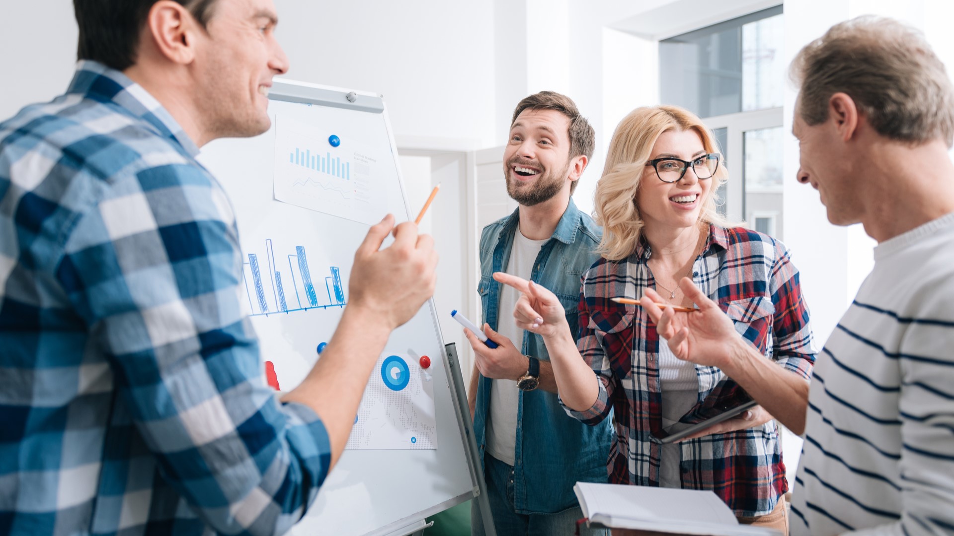 вовлеченность сотрудников. в кругу друзей. фотографии людей. деловой человек. фотосессия коллег.